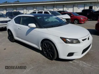 2013 Scion tC z VIN JTKJF5C73D3046010, wystawiony jako Copart lot #68684194 z przebiegiem 121 174 mil mil oraz Szkody całkowita. Historia ofert i sprzedaży dostępna na DreamBid. Obrazek 4.