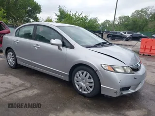 2009 Honda Civic LX z VIN 19XFA16589E048799, wystawiony jako IAAI lot #42093761 z przebiegiem 86 089 mil mil oraz . Historia ofert i sprzedaży dostępna na DreamBid. Obrazek 1.