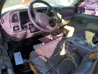 1998 Chevrolet Tahoe z VIN 3GNEK18R9WG123185, wystawiony jako Copart lot #53020915 z przebiegiem 310 261 mil mil oraz Nie do naprawy. Historia ofert i sprzedaży dostępna na DreamBid. Obrazek 8.
