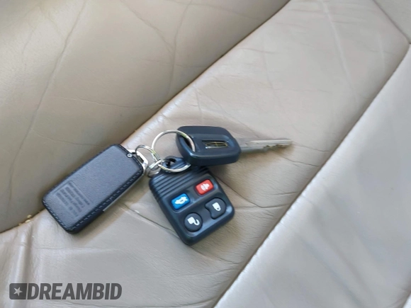 2000 Lincoln Town Car Signature z VIN 1LNHM82W1YY869805, wystawiony jako IAAI lot #42051938 z przebiegiem 125 940 mil mil oraz . Historia ofert i sprzedaży dostępna na DreamBid. Obrazek 11.