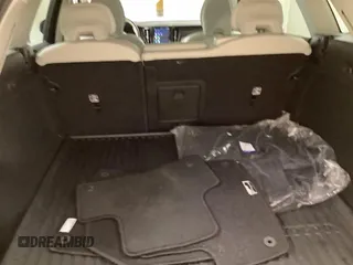 2024 Volvo XC60 Plus Dark Theme z VIN YV4L12RL7R1930548, wystawiony jako IAAI lot #42394524 z przebiegiem 3 069 mil mil oraz . Historia ofert i sprzedaży dostępna na DreamBid. Obrazek 19.