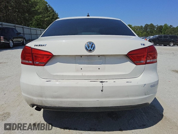 2014 Volkswagen Passat S z VIN 1VWAT7A3XEC092377, wystawiony jako Copart lot #50819465 z przebiegiem 133 119 mil mil oraz Czysty tytuł • Clean title. Historia ofert i sprzedaży dostępna na DreamBid. Obrazek 6.