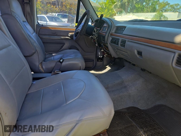 1996 Ford F-350 with VIN 1FTJW35F8TEB52441, listed as a Copart auction lot 48917765 with 271,664 mi miles and Clean title. Bid and sale history available at DreamBid. Image 5.