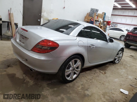 2008 Mercedes-Benz SLK 350 z VIN WDBWK56F08F180858, wystawiony jako Copart lot #43420175 z przebiegiem 142 194 mil mil oraz Szkoda całkowita • Salvage title. Historia ofert i sprzedaży dostępna na DreamBid. Obrazek 3.