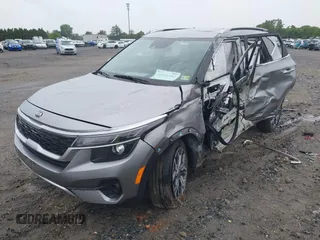 2021 Kia Seltos EX z VIN KNDERCAAXM7152773, wystawiony jako IAAI lot #42358182 z przebiegiem 49 120 mil mil oraz . Historia ofert i sprzedaży dostępna na DreamBid. Obrazek 2.