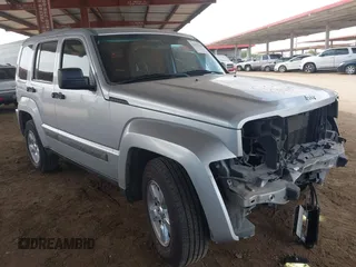 2011 Jeep Liberty Sport Jet z VIN 1J4PP2GK1BW595996, wystawiony jako IAAI lot #42357280 z przebiegiem 168 663 mil mil oraz . Historia ofert i sprzedaży dostępna na DreamBid. Obrazek 1.