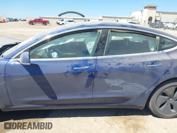2020 Tesla Model 3 Standard Range Plus z VIN 5YJ3E1EA2LF739866, wystawiony jako IAAI lot #41842179 z przebiegiem 70 089 mil mil oraz . Historia ofert i sprzedaży dostępna na DreamBid. Obrazek 13.