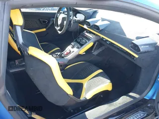 2019 Lamborghini Huracan z VIN ZHWUD4ZF8KLA11733, wystawiony jako IAAI lot #41433768 z przebiegiem 11 736 mil mil oraz . Historia ofert i sprzedaży dostępna na DreamBid. Obrazek 8.