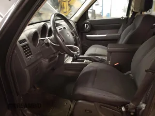 2011 Dodge Nitro SXT z VIN 1D4PT5GK1BW544942, wystawiony jako Copart lot #79857243 z przebiegiem 128 613 mil mil oraz Czysty tytuł • Clean title. Historia ofert i sprzedaży dostępna na DreamBid. Obrazek 7.