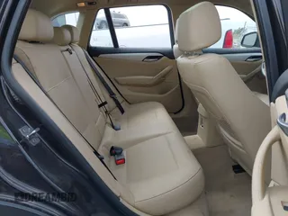 2015 BMW X1 sDrive28i z VIN WBAVM1C52FVW56961, wystawiony jako IAAI lot #42053931 z przebiegiem 97 648 mil mil oraz . Historia ofert i sprzedaży dostępna na DreamBid. Obrazek 8.
