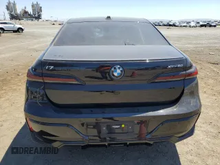 2023 BMW i7 xDrive60 z VIN WBY53EJ01PCN52638, wystawiony jako Copart lot #67345074 z przebiegiem 13 995 mil mil oraz Szkody całkowita. Historia ofert i sprzedaży dostępna na DreamBid. Obrazek 6.