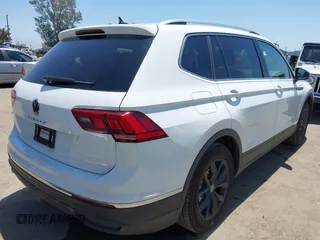 2024 Volkswagen Tiguan SE z VIN 3VVNB7AX4RM198923, wystawiony jako IAAI lot #42312597 z przebiegiem 6 827 mil mil oraz . Historia ofert i sprzedaży dostępna na DreamBid. Obrazek 4.
