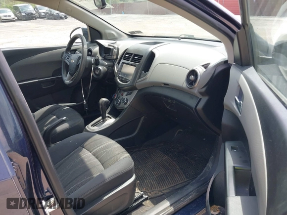 2016 Chevrolet Sonic LT z VIN 1G1JC5SG8G4163316, wystawiony jako IAAI lot #42138592 z przebiegiem 114 799 mil mil oraz . Historia ofert i sprzedaży dostępna na DreamBid. Obrazek 5.