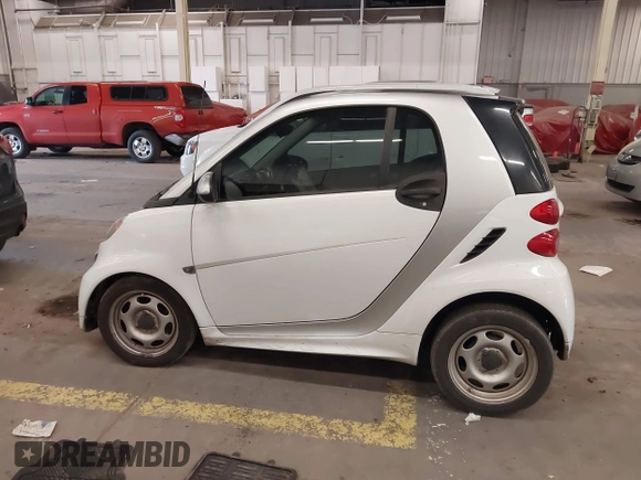 2015 Smart fortwo Passion with VIN WMEEJ3BA1FK805997, listed as a IAAI auction lot 41900723 with 102,185 mi miles. Bid and sale history available at carsss.com. Image 15.
