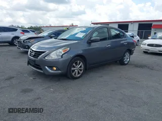 2016 Nissan Versa SV z VIN 3N1CN7AP3GL889508, wystawiony jako IAAI lot #42188750 z przebiegiem 80 754 mil mil oraz . Historia ofert i sprzedaży dostępna na DreamBid. Obrazek 2.