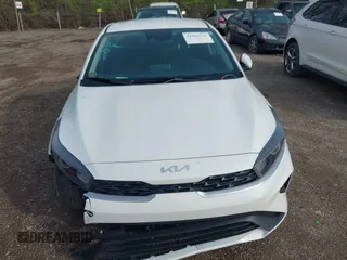 2024 Kia Forte LXS z VIN 3KPF24AD6RE837739, wystawiony jako IAAI lot #41963725 z przebiegiem 14 176 mil mil oraz . Historia ofert i sprzedaży dostępna na DreamBid. Obrazek 6.