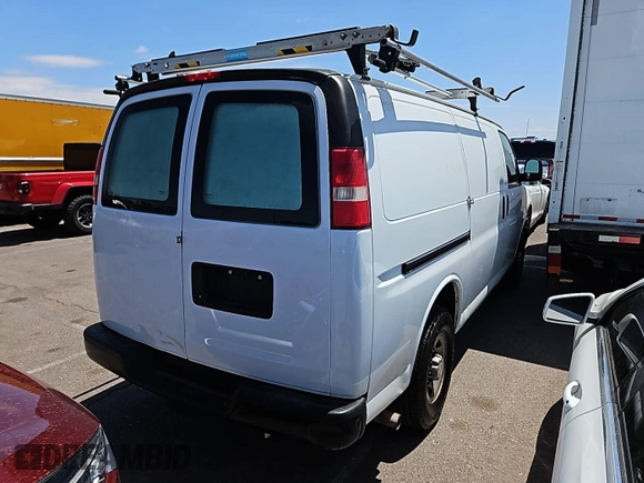 2017 Chevrolet Express Cargo z VIN 1GCWGAFF4H1326462, wystawiony jako IAAI lot #42826100 z przebiegiem 131 416 mil mil oraz . Historia ofert i sprzedaży dostępna na DreamBid. Obrazek 6.