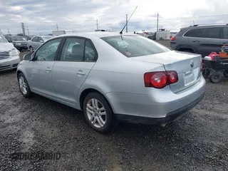 2008 Volkswagen Jetta S z VIN 3VWJM71K18M026226, wystawiony jako IAAI lot #40944671 z przebiegiem 90 016 mil mil oraz . Historia ofert i sprzedaży dostępna na DreamBid. Obrazek 3.