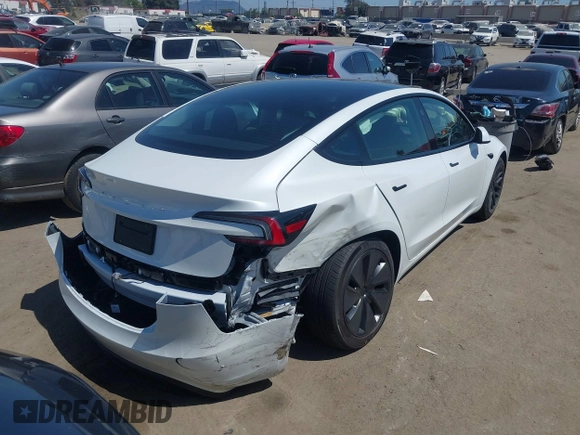 2025 Tesla Model 3 Long Range z VIN 5YJ3E1EAXSF885110, wystawiony jako IAAI lot #42400734 z przebiegiem 4 276 mil mil oraz . Historia ofert i sprzedaży dostępna na DreamBid. Obrazek 4.