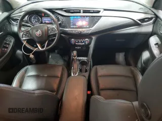 2021 Buick Encore GX Essence z VIN KL4MMGSL3MB170153, wystawiony jako Copart lot #52774345 z przebiegiem 81 292 mil mil oraz Szkoda całkowita • Salvage title. Historia ofert i sprzedaży dostępna na DreamBid. Obrazek 8.