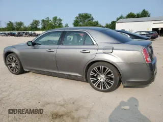 2012 Chrysler 300 S z VIN 2C3CCABGXCH140579, wystawiony jako Copart lot #60476205 z przebiegiem 288 209 mil mil oraz Czysty tytuł • Clean title. Historia ofert i sprzedaży dostępna na DreamBid. Obrazek 2.