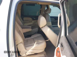 2008 Chevrolet Suburban LTZ z VIN 1GNFK163X8R196314, wystawiony jako IAAI lot #42127143 z przebiegiem 119 598 mil mil oraz . Historia ofert i sprzedaży dostępna na DreamBid. Obrazek 8.