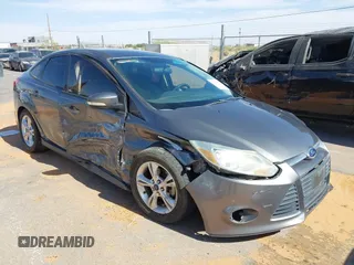 2013 Ford Focus SE z VIN 1FADP3F26DL372699, wystawiony jako IAAI lot #42138242 z przebiegiem 82 824 mil mil oraz . Historia ofert i sprzedaży dostępna na DreamBid. Obrazek 1.