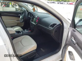 2015 Chrysler 300 Limited z VIN 2C3CCAAG3FH881999, wystawiony jako IAAI lot #42353947 z przebiegiem 72 505 mil mil oraz . Historia ofert i sprzedaży dostępna na DreamBid. Obrazek 5.
