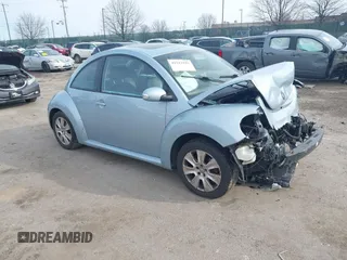 2010 Volkswagen New Beetle Coupe with VIN 3VWRW3AG1AM030235, listed as a IAAI auction lot 41513192 with 87,588 mi miles. Bid and sale history available at carsss.com. Image 1.