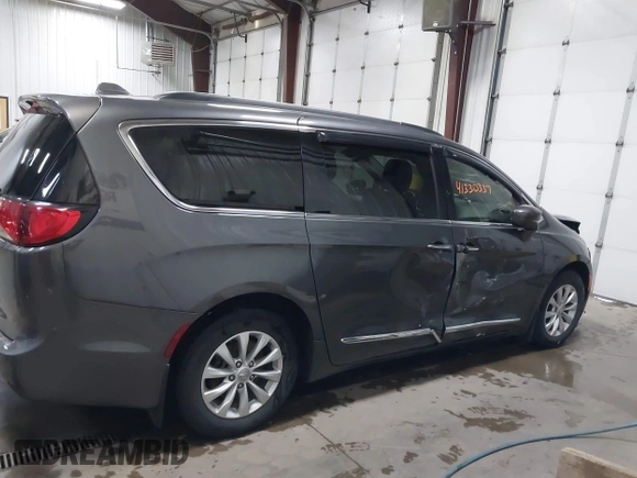 2017 Chrysler Pacifica Touring L z VIN 2C4RC1BGXHR753504, wystawiony jako IAAI lot #41330337 z przebiegiem 103 403 mil mil oraz . Historia ofert i sprzedaży dostępna na DreamBid. Obrazek 13.