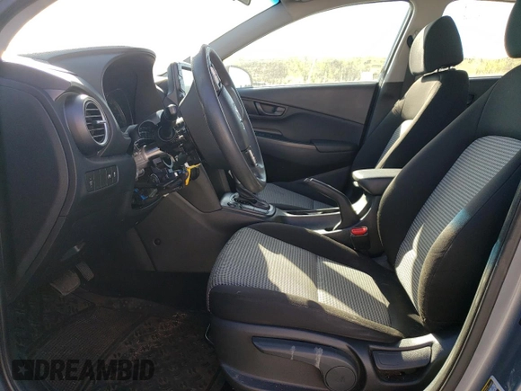 2021 Hyundai Kona SE z VIN KM8K1CAA3MU657559, wystawiony jako Copart lot #55162385 z przebiegiem 77 475 mil mil oraz Nie do naprawy • Non repairable. Historia ofert i sprzedaży dostępna na DreamBid. Obrazek 7.