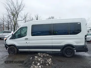 2018 Ford Transit Passenger XL z VIN 1FBAX2CM8JKA03622, wystawiony jako IAAI lot #41571449 z przebiegiem 313 553 mil mil oraz . Historia ofert i sprzedaży dostępna na DreamBid. Obrazek 14.