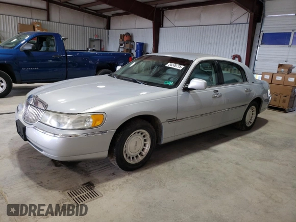 2002 Lincoln Town Car Executive z VIN 1LNHM81W32Y628546, wystawiony jako Copart lot #54248775 z przebiegiem 188 496 mil mil oraz Czysty tytuł • Clean title. Historia ofert i sprzedaży dostępna na DreamBid. Obrazek 1.