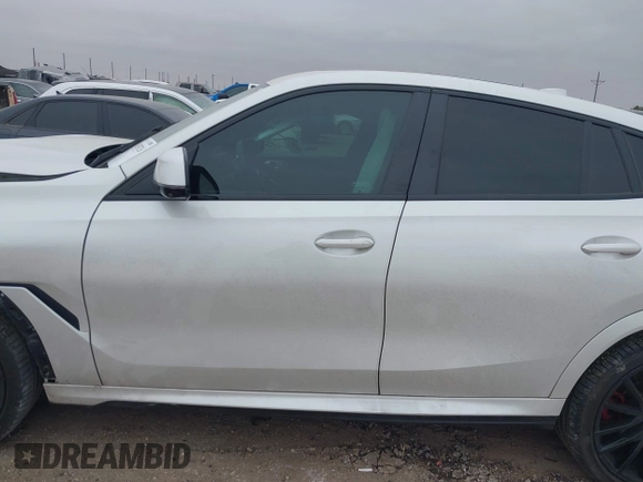 2021 BMW X6 M50i z VIN 5UXCY8C01M9E51506, wystawiony jako IAAI lot #41538726 z przebiegiem Nie podano mil oraz . Historia ofert i sprzedaży dostępna na DreamBid. Obrazek 14.