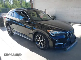 2018 BMW X1 xDrive28i z VIN WBXHT3C35J5L25056, wystawiony jako IAAI lot #42185474 z przebiegiem 62 631 mil mil oraz . Historia ofert i sprzedaży dostępna na DreamBid. Obrazek 1.