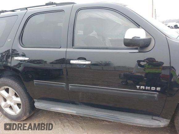 2014 Chevrolet Tahoe LT z VIN 1GNSCBE04ER143872, wystawiony jako IAAI lot #41377204 z przebiegiem 119 533 mil mil oraz . Historia ofert i sprzedaży dostępna na DreamBid. Obrazek 13.