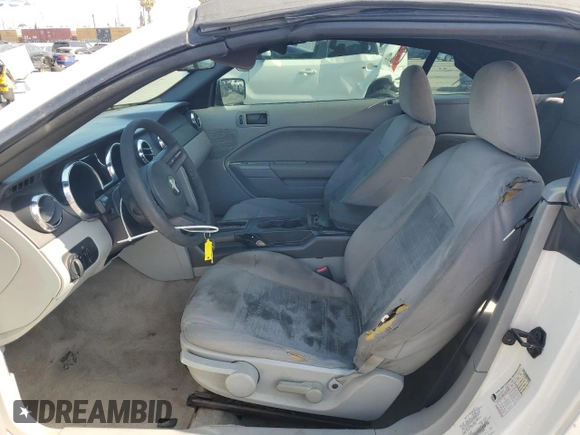 2007 Ford Mustang Deluxe z VIN 1ZVFT84NX75272930, wystawiony jako Copart lot #61072165 z przebiegiem 137 513 mil mil oraz Szkoda całkowita • Salvage title. Historia ofert i sprzedaży dostępna na DreamBid. Obrazek 7.