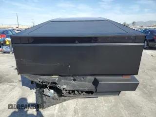 2024 Tesla Cybertruck z VIN 7G2CEHED1RA050360, wystawiony jako Copart lot #50245885 z przebiegiem Nie podano mil oraz Szkoda całkowita • Salvage title. Historia ofert i sprzedaży dostępna na DreamBid. Obrazek 6.