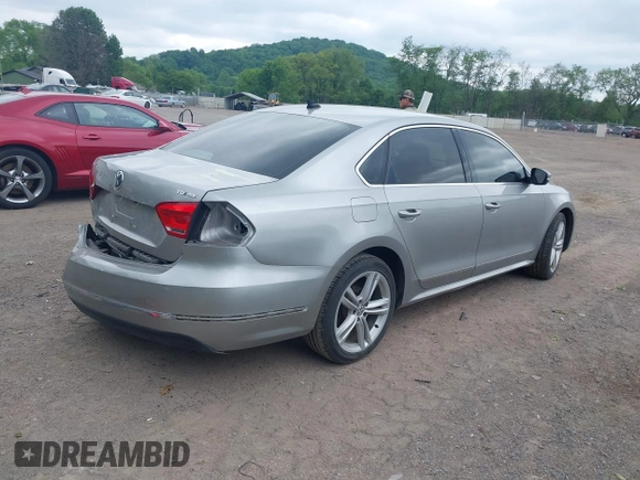 2014 Volkswagen Passat SE z VIN 1VWBN7A36EC045247, wystawiony jako IAAI lot #42295047 z przebiegiem 118 431 mil mil oraz . Historia ofert i sprzedaży dostępna na DreamBid. Obrazek 4.