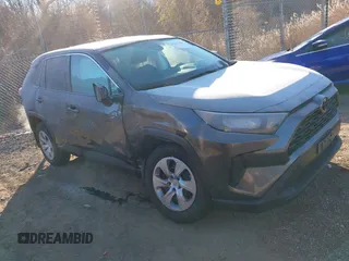 2022 Toyota RAV4 LE with VIN 2T3F1RFVXNC261042, listed as a IAAI auction lot 41003080 with 86,056 mi miles. Bid and sale history available at carsss.com. Image 1.