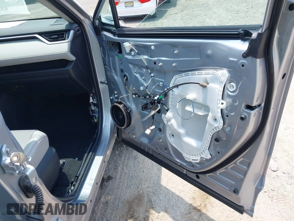 2024 Toyota RAV4 XLE Premium z VIN 2T3A1RFV6RC462114, wystawiony jako IAAI lot #42438905 z przebiegiem 3 620 mil mil oraz . Historia ofert i sprzedaży dostępna na DreamBid. Obrazek 17.
