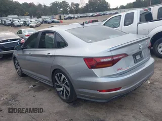 2019 Volkswagen Jetta GLI S z VIN 3VW5T7BU4KM165083, wystawiony jako IAAI lot #40729763 z przebiegiem 75 414 mil mil oraz . Historia ofert i sprzedaży dostępna na DreamBid. Obrazek 3.