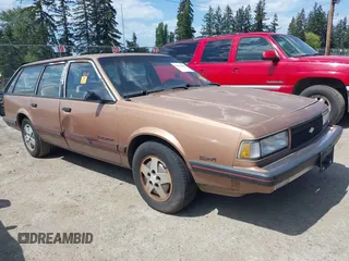 1988 Chevrolet Celebrity z VIN 1G1AW81W0J6173951, wystawiony jako IAAI lot #42173499 z przebiegiem 93 453 mil mil oraz . Historia ofert i sprzedaży dostępna na DreamBid. Obrazek 6.