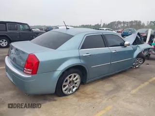 2008 Chrysler 300 C Hemi z VIN 2C3KA63HX8H335594, wystawiony jako IAAI lot #41907869 z przebiegiem Nie podano mil oraz . Historia ofert i sprzedaży dostępna na DreamBid. Obrazek 4.