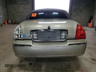 2004 Lincoln Town Car Signature z VIN 1LNHM81W84Y622082, wystawiony jako Copart lot #58953375 z przebiegiem Nie podano mil oraz Szkoda całkowita • Salvage title. Historia ofert i sprzedaży dostępna na DreamBid. Obrazek 6.