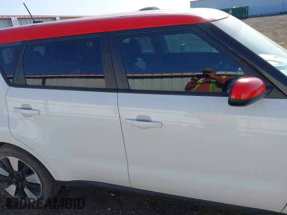 2016 Kia Soul + z VIN KNDJP3A55G7252937, wystawiony jako IAAI lot #42130432 z przebiegiem 70 421 mil mil oraz . Historia ofert i sprzedaży dostępna na DreamBid. Obrazek 13.