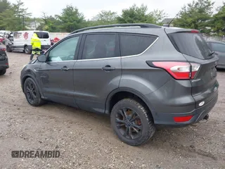 2017 Ford Escape SE z VIN 1FMCU9G95HUC83618, wystawiony jako IAAI lot #42324672 z przebiegiem 132 910 mil mil oraz . Historia ofert i sprzedaży dostępna na DreamBid. Obrazek 3.