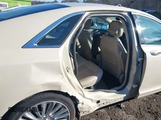 2016 Lincoln MKZ z VIN 3LN6L2G9XGR605070, wystawiony jako IAAI lot #41705442 z przebiegiem 136 565 mil mil oraz . Historia ofert i sprzedaży dostępna na DreamBid. Obrazek 6.