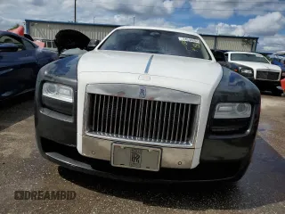 2013 Rolls-Royce Ghost z VIN SCA664S59DUX51984, wystawiony jako Copart lot #74546804 z przebiegiem 94 160 mil mil oraz Nie do naprawy. Historia ofert i sprzedaży dostępna na DreamBid. Obrazek 5.