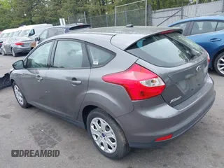 2012 Ford Focus SE z VIN 1FAHP3K22CL394088, wystawiony jako IAAI lot #42263710 z przebiegiem 147 259 mil mil oraz . Historia ofert i sprzedaży dostępna na DreamBid. Obrazek 3.
